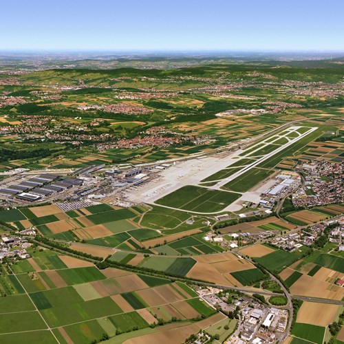 Luftbild des Flughafen Stuttgart von oben.