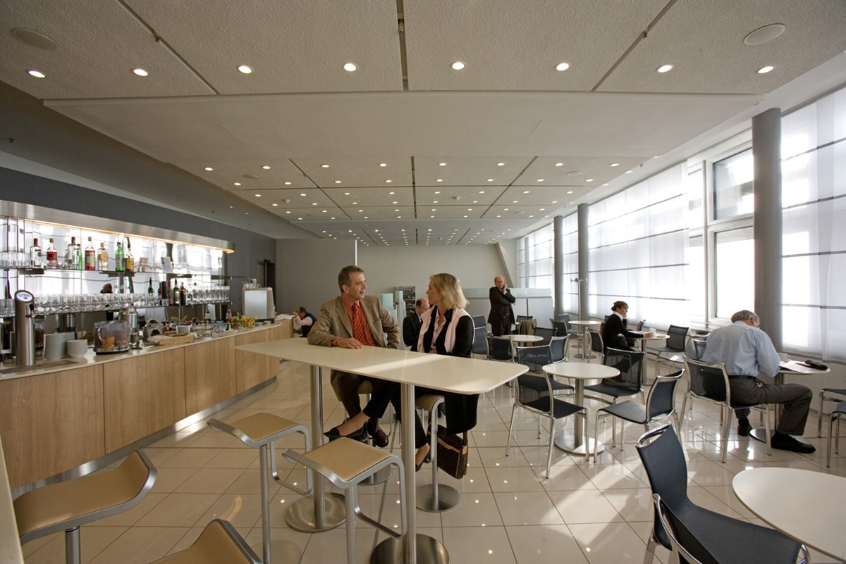 Lufthansa Lounge Innenansicht mit Gästen an den Tischen