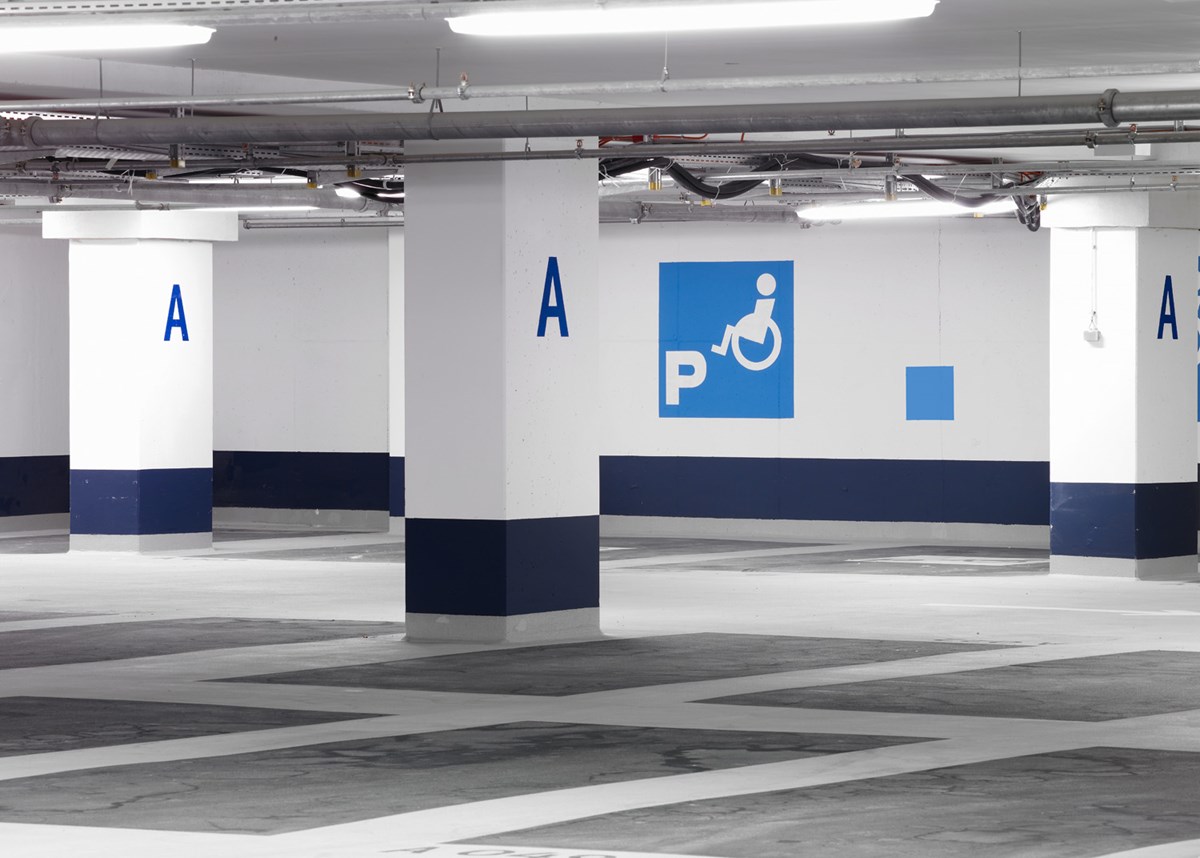 Parkhaus mit Parkplätzen für Menschen mit eingeschränkter Mobilität