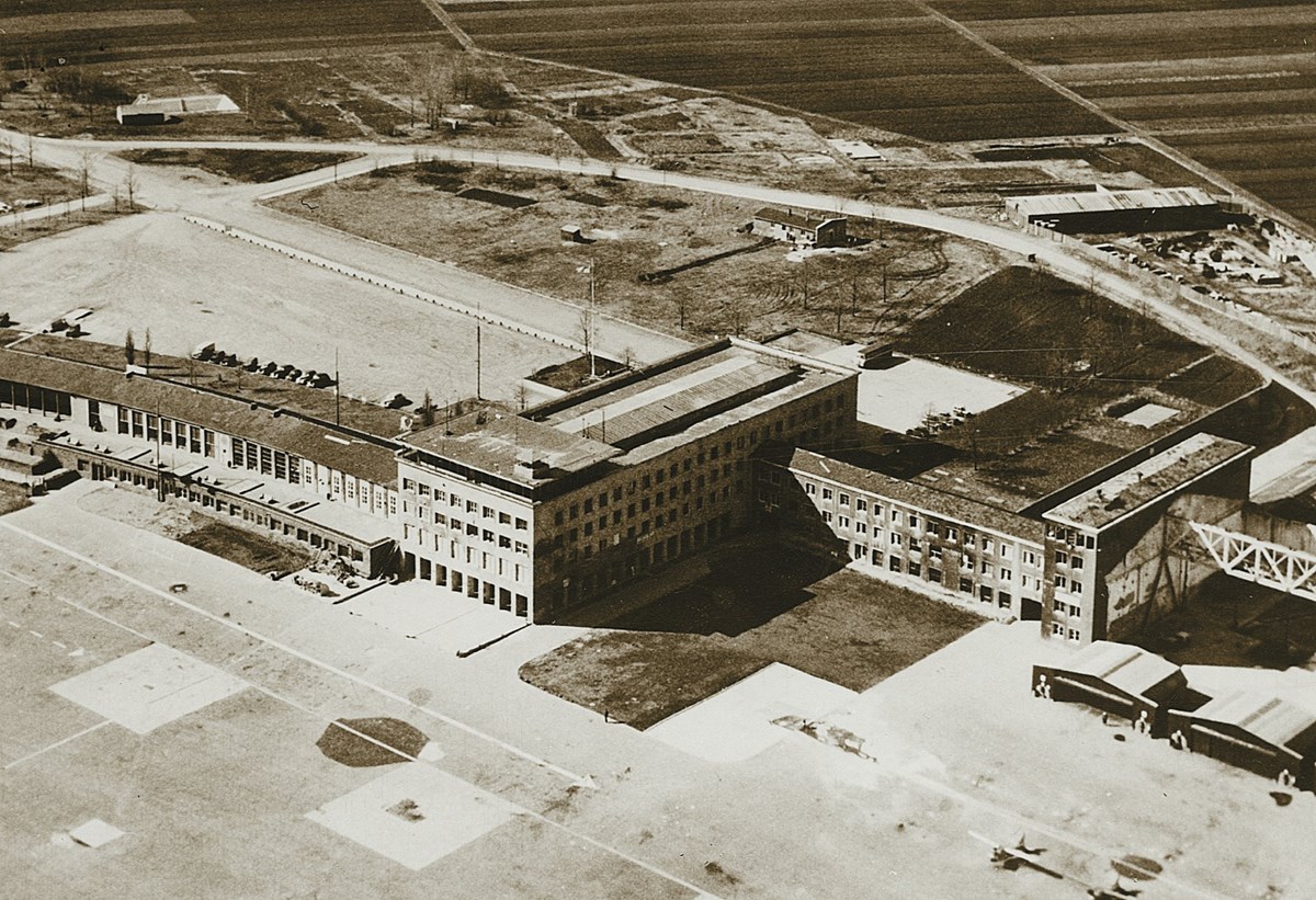 Luftbild des Flughafens im Jahre 1945