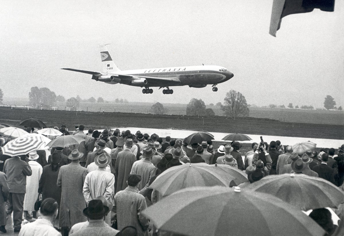 Menschenmenge schaut der Landung einer Boeing 707 am Stuttgarter Flughafen zu