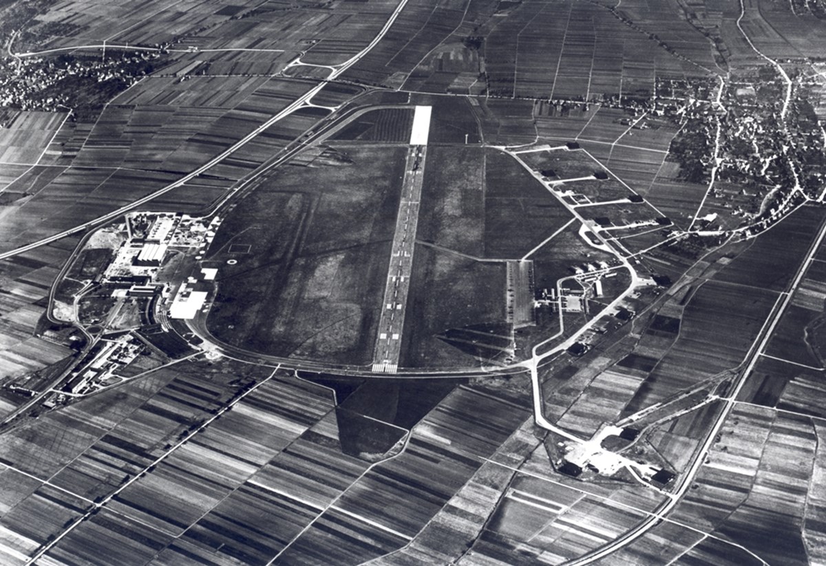 Luftbild des Flughafens im Jahre 1951
