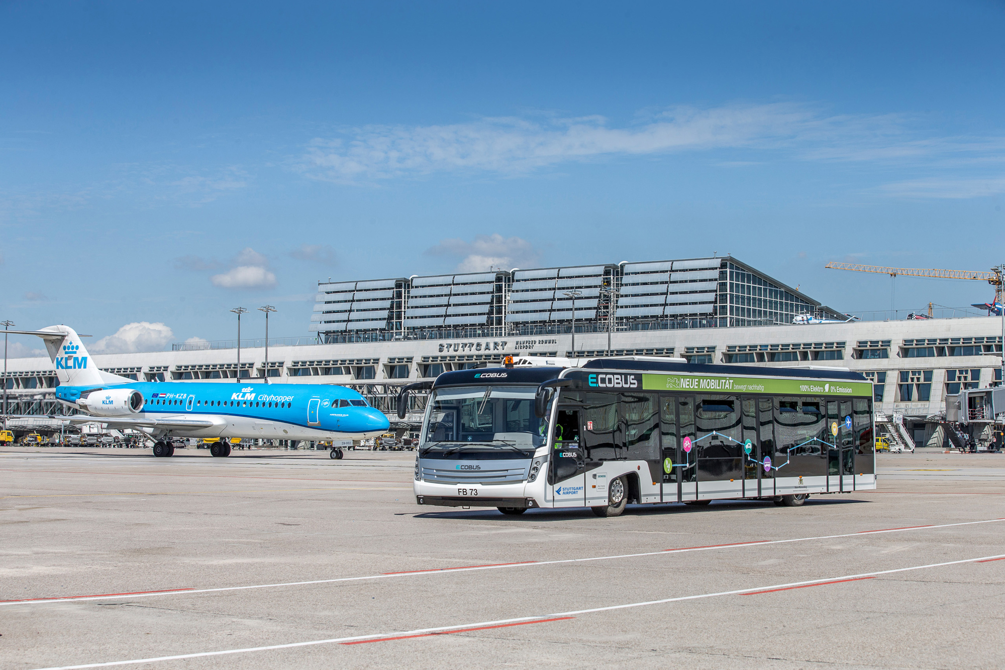Ein elektrisch betriebener Passagierbus steht auf dem Stuttgarter Flughafenvorfeld. 