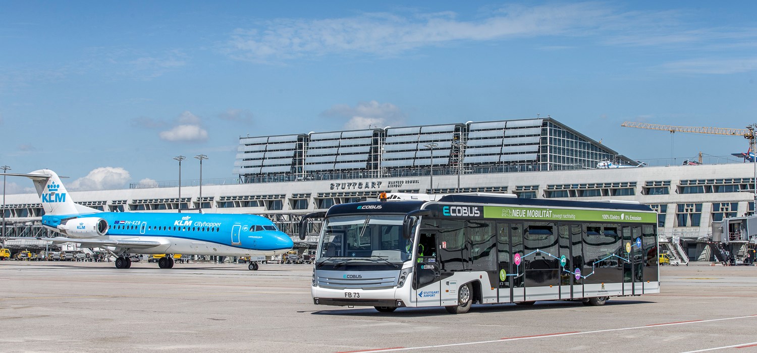 Ein elektrisch betriebener Passagierbus steht auf dem Stuttgarter Flughafenvorfeld. 
