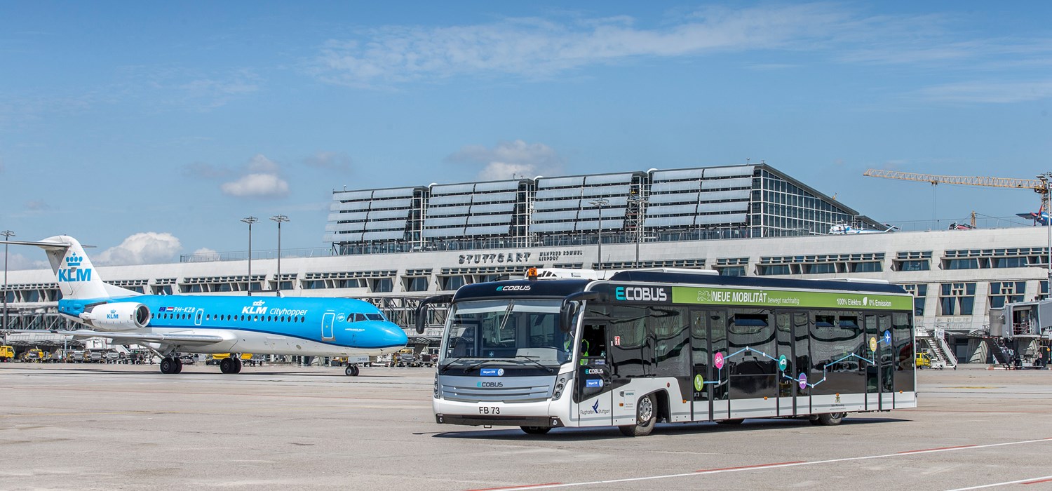 Ein elektrisch betriebener Passagierbus steht auf dem Stuttgarter Flughafenvorfeld. 