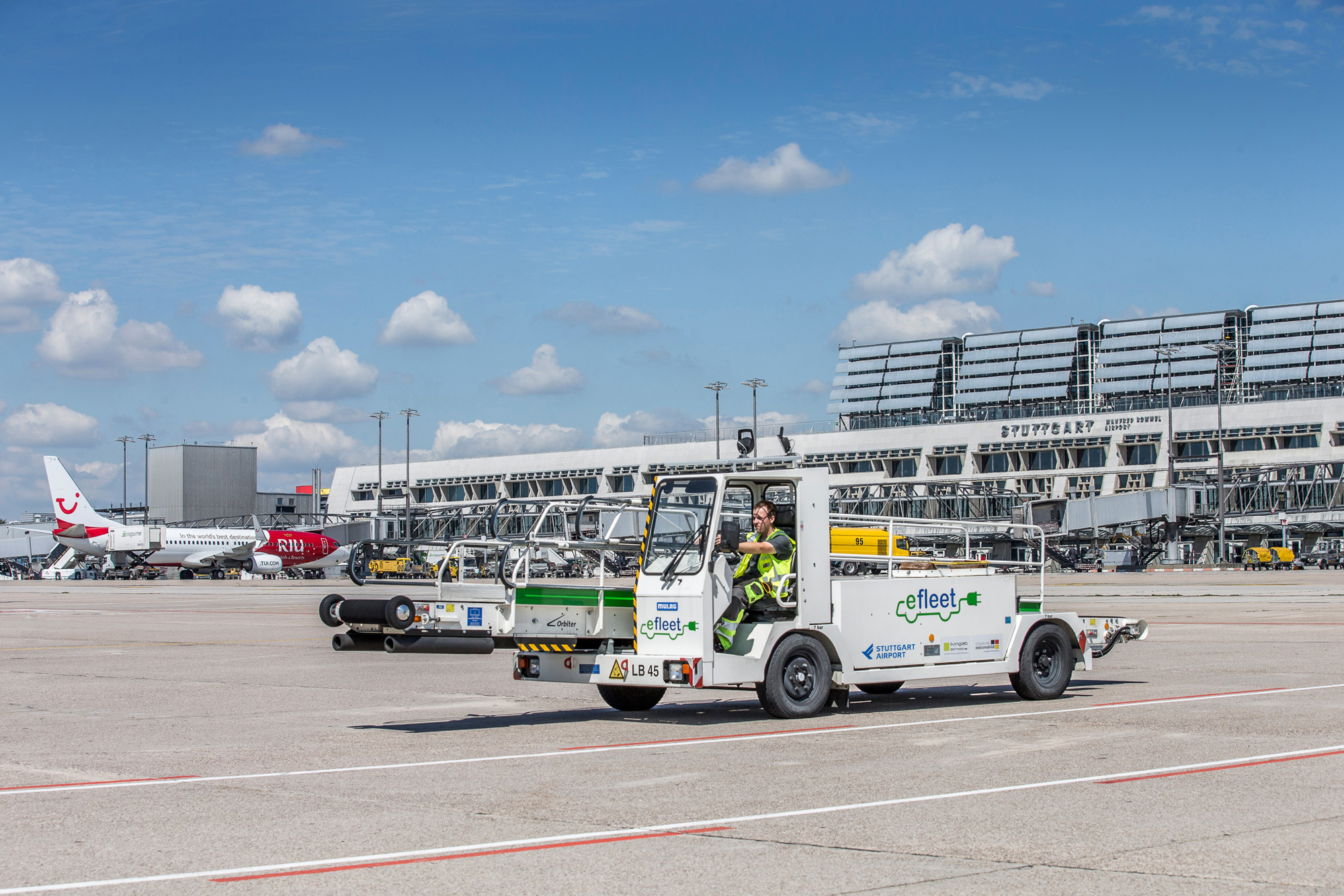 Ein elektrisch betriebenes Förderband steht auf dem Stuttgarter Flughafenvorfeld. 