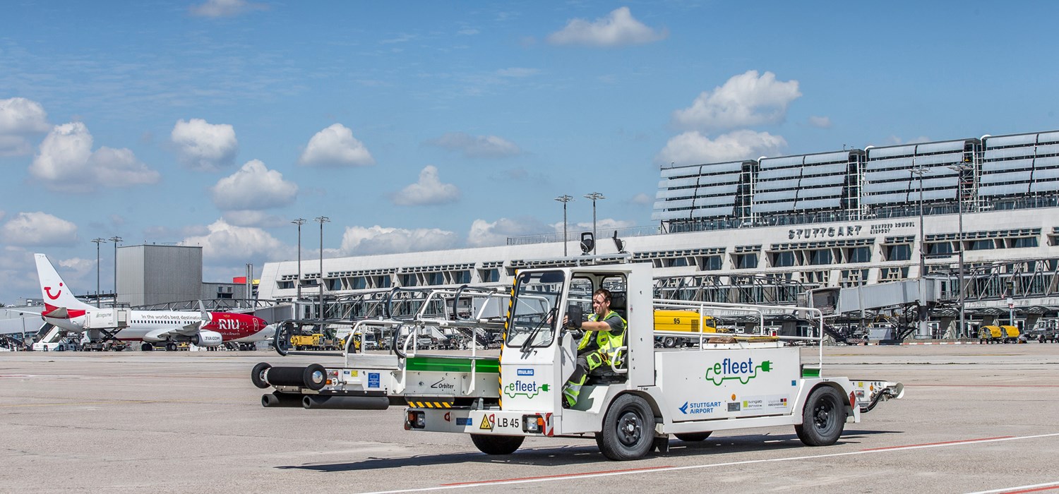 Ein elektrisch betriebenes Förderband steht auf dem Stuttgarter Flughafenvorfeld. 