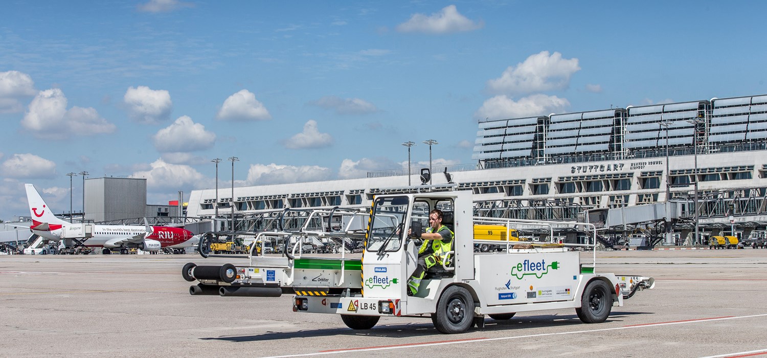 Ein elektrisch betriebenes Förderband steht auf dem Stuttgarter Flughafenvorfeld. 