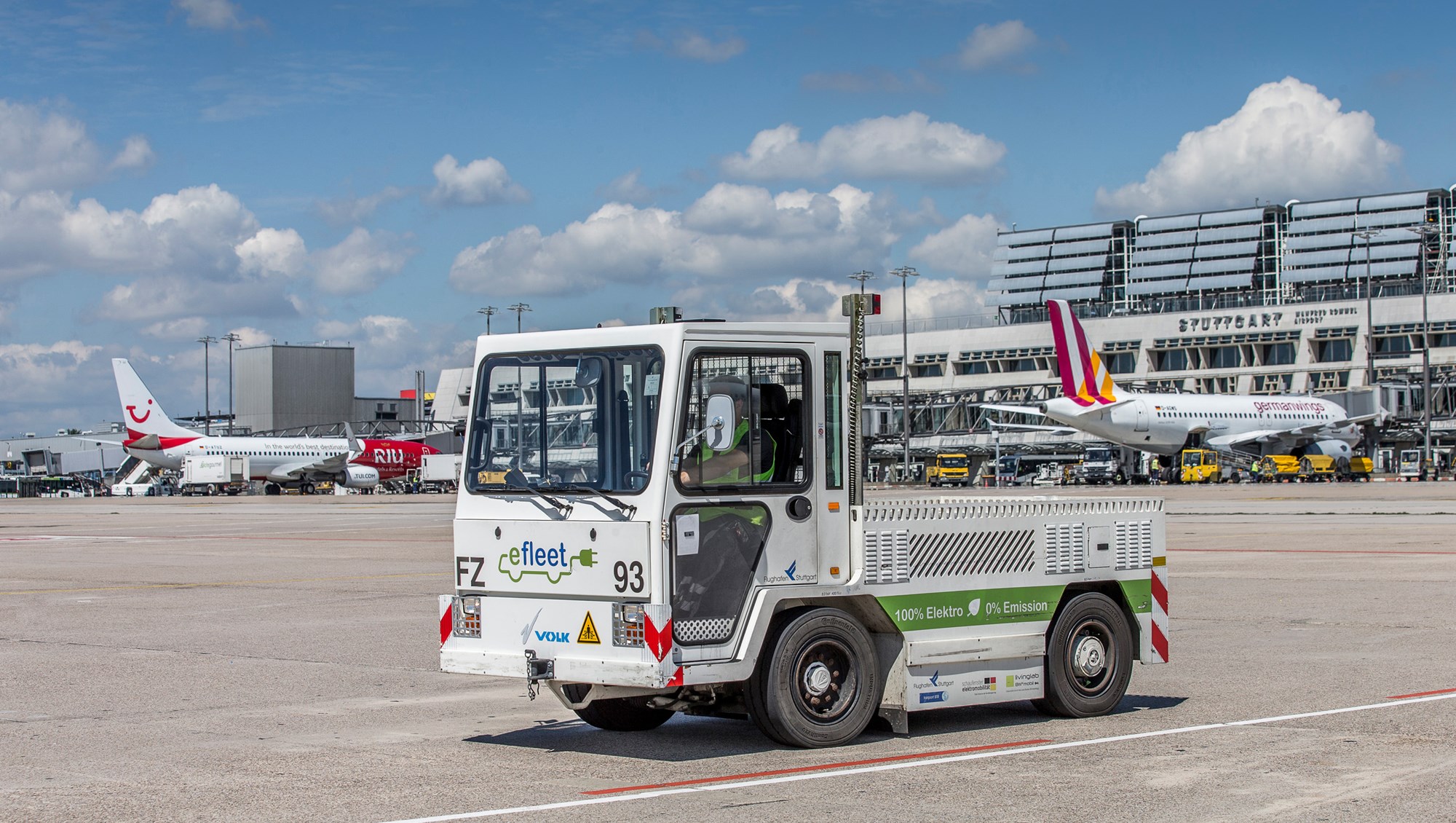 Ein elektrisch betriebener Fachtschlepper steht auf dem Stuttgarter Flughafenvorfeld. 