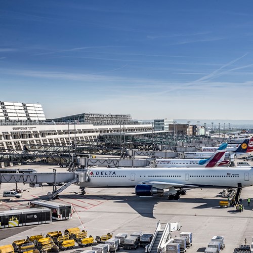 Blick auf die Flugzeuge an den Fluggastbrücken und das Terminal