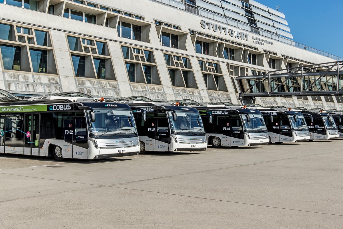 Elektrobusse stehen auf dem Vorfeld vor dem Terminalgebäude