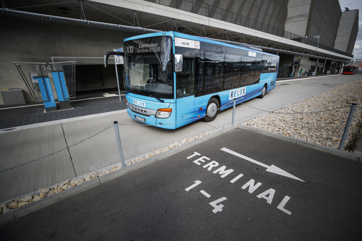 Bus fährt am Busbahnhof ab