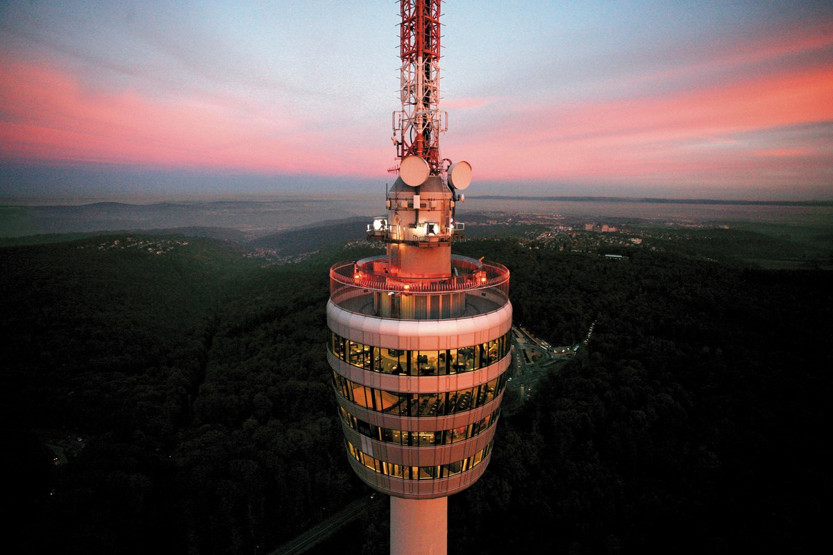 Luftbild des Fernsehturms Stuttgart in Abenddämmerung