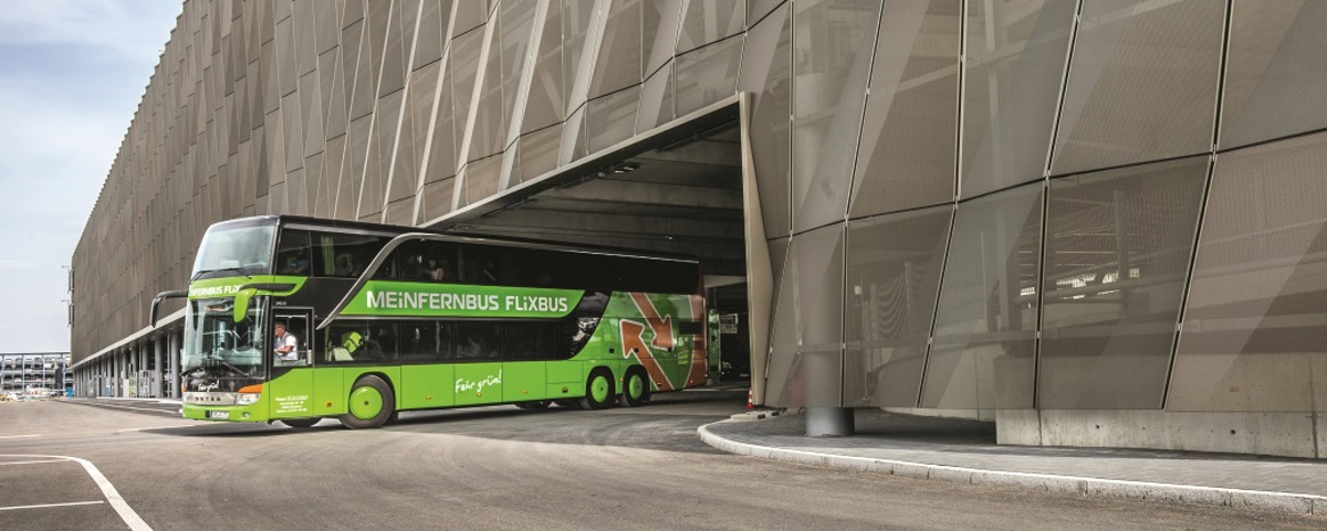 Fernbus verlässt den Busbahnhof