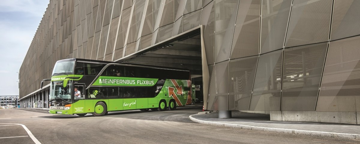 Fernbus verlässt den Busbahnhof
