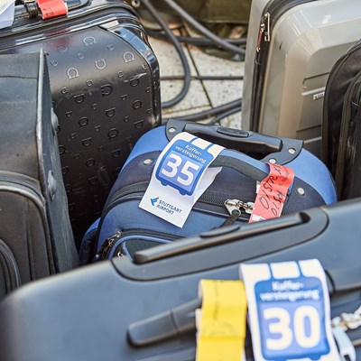 Verschiedene Koffer sind mit Zetteln für die Kofferversteigerung vorbereitet