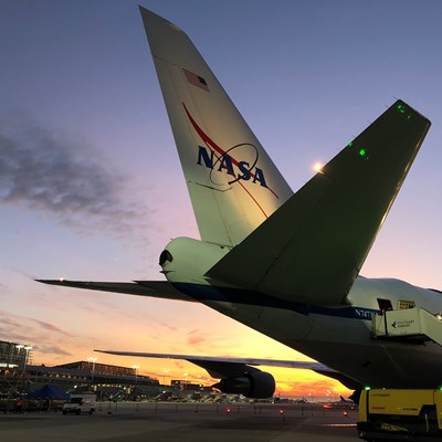Heck des Forschungsflugzeugs Sofia beim Sonnenaufgang