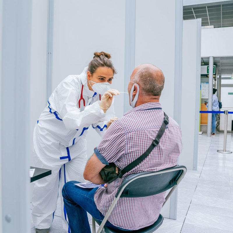 Person wird auf Coronavirus im Testzentrum getestet