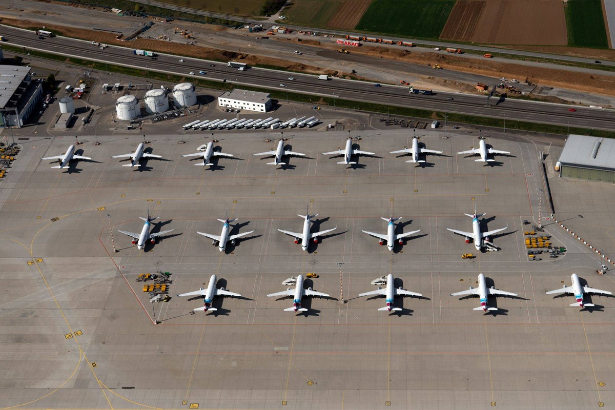 Luftbild von mehreren parkenden Flugzeugen in Zeiten der Corona-Krise