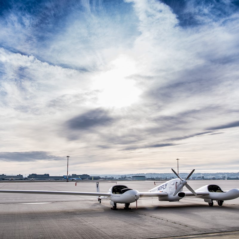 Prototyp des Wasserstoffflugzeugs Hy4 steht auf dem Vorfeld