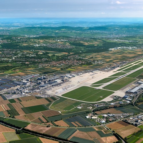 Luftbild des Flughafen Stuttgart im Jahr 2021