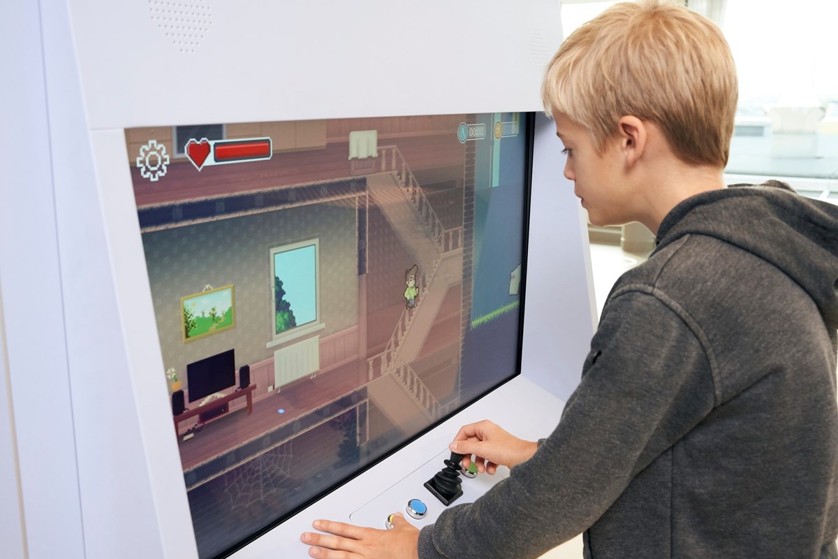 Junge spielt Computerspiel Catch the Plane im Besucherzentrum SkyLand