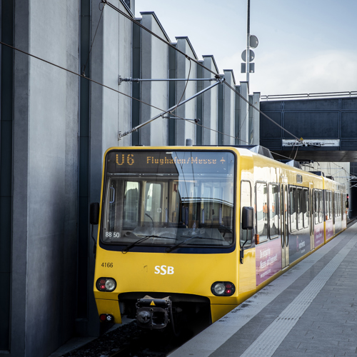 U-Bahn steht an der Haltestelle am Flughafen bereit