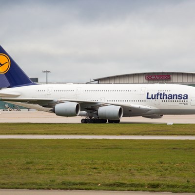 Airbus A380 von Lufthansa auf dem Vorfeld des Flughafens