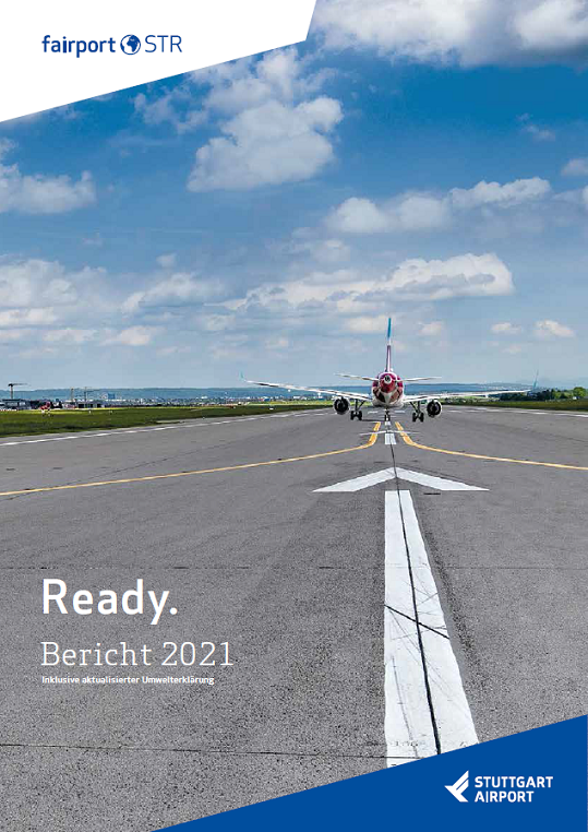 Ein Flugzeug steht startbereit auf der Startbahn, ein Pfeil auf dem Boden zeigt nach vorne. 
