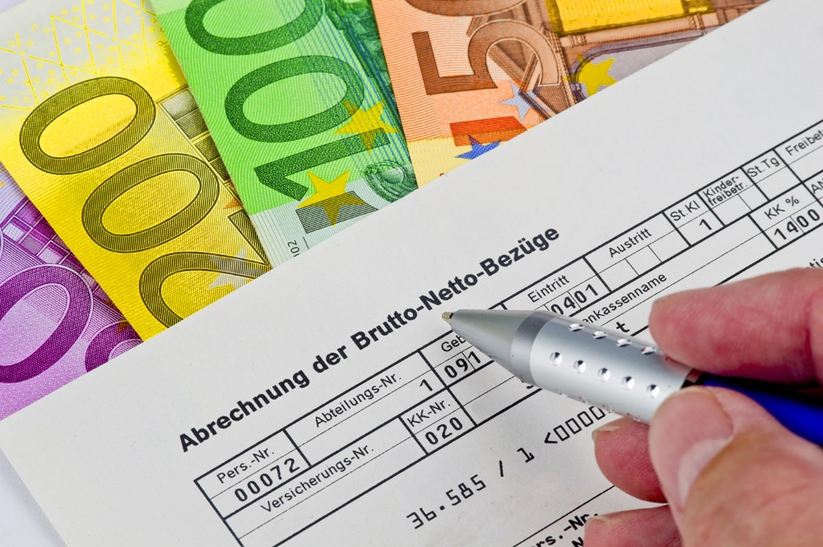Verschiedene Geldscheine, starkes Gehalt beim Flughafen Stuttgart