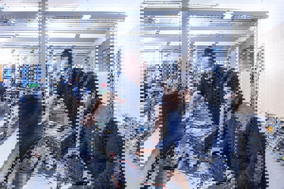 Fachinformatiker fuer Systemintegration bei der Arbeit am Flughafen Stuttgart