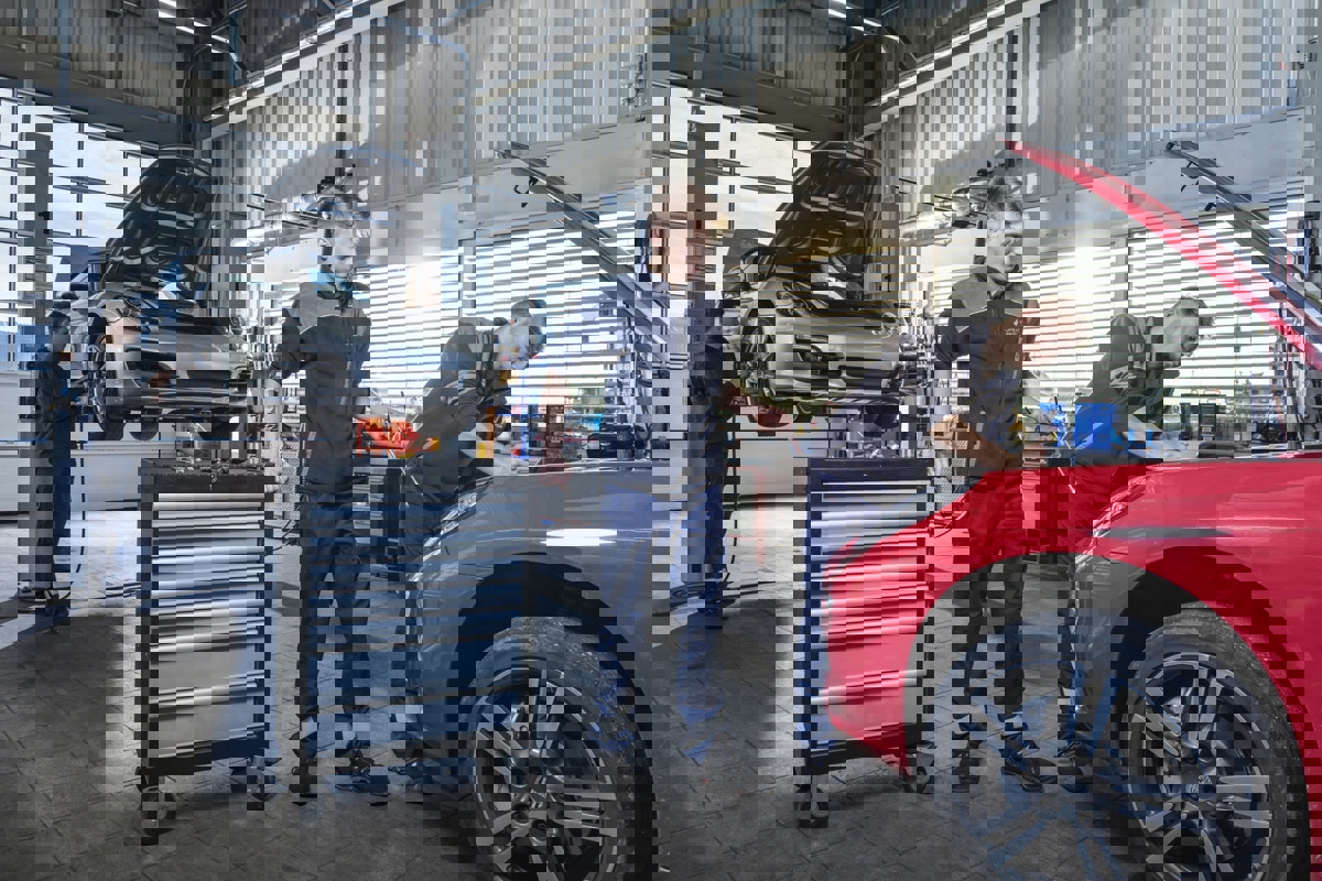 KFZ-Mechatroniker bei der Arbeit am Flughafen Stuttgart
