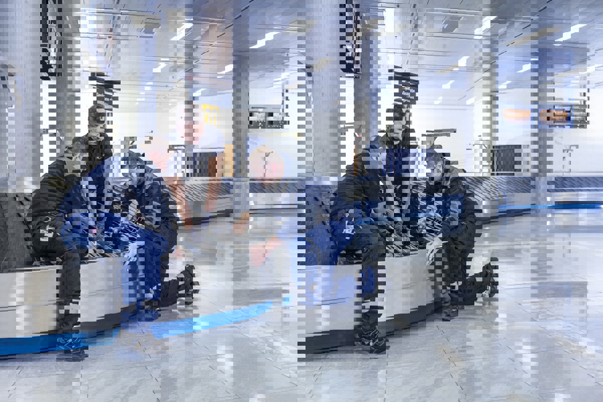 Mechatroniker bei der Arbeit am Flughafen Stuttgart