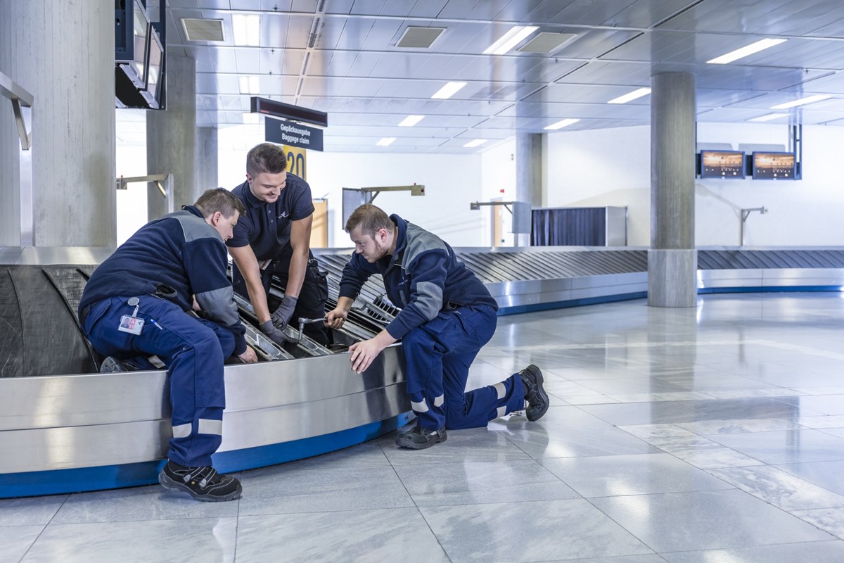 Mechatroniker bei der Arbeit am Flughafen Stuttgart