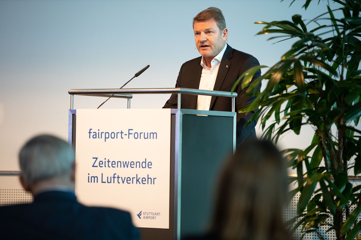 Jens Bischof spricht beim fairport-Forum 2023 am Flughafen Stuttgart