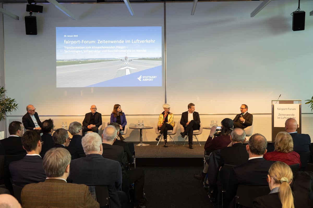 Diskussionsteilnehmende beim fairport-Forum 2023 am Flughafen Stuttgart