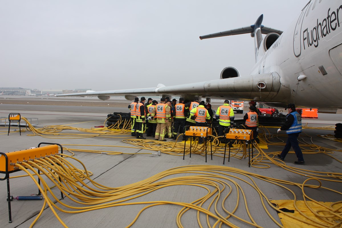 Feuerwehr übt Bergung eine Passagierflugzeuges