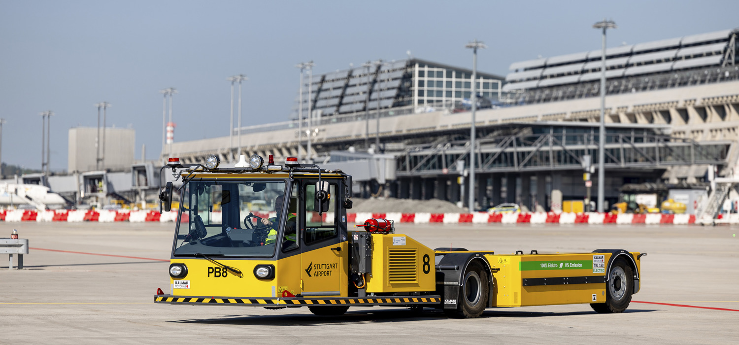Pushback-Fahrzeug ohne Push-Stange auf dem Vorfeld vor dem Terminal