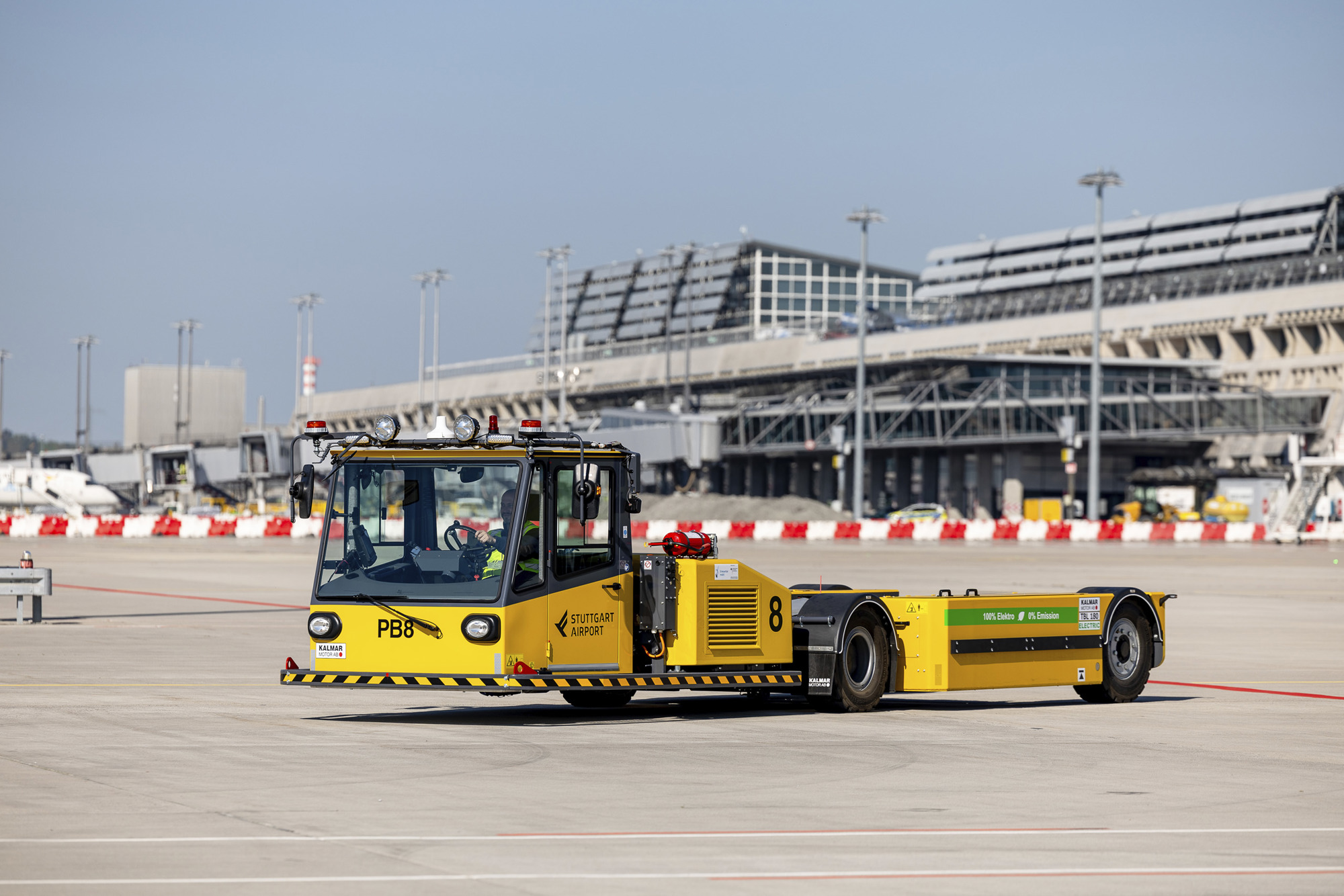 Pushback-Fahrzeug ohne Push-Stange auf dem Vorfeld vor dem Terminal